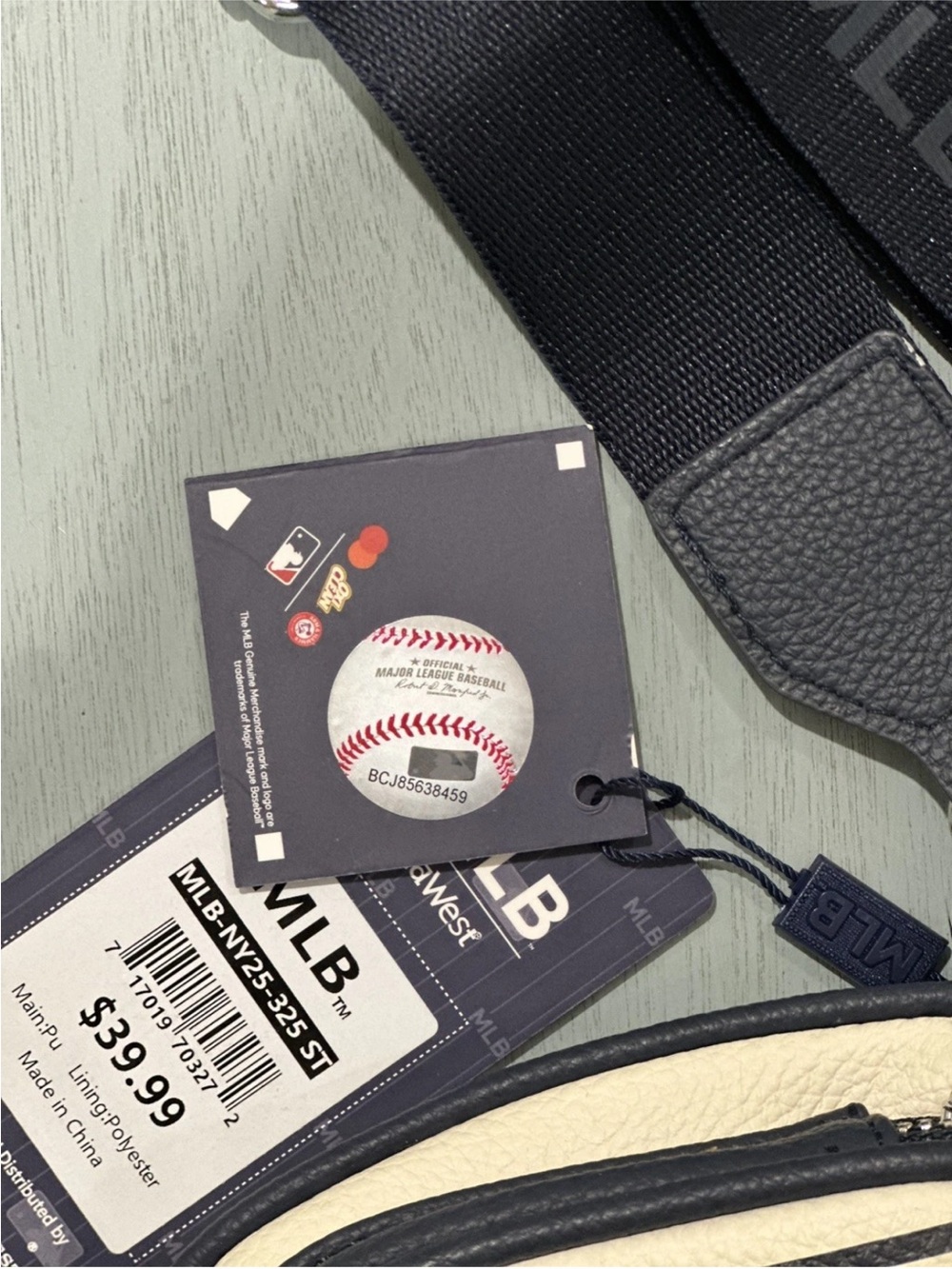 MLB New York Yankees Mini Crossbody
Purse 5" X 2" X 8" Montana West-Striped - Picture 6 of 9